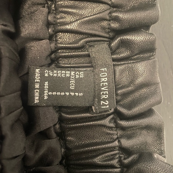 Black leather shorts with pockets - Picture 2 of 3